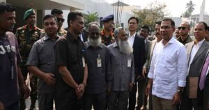 প্রধানমন্ত্রী কার্যালয়ে পুরনো কর্মচারীদের ডেকে কথা বললেন তারেক রহমান