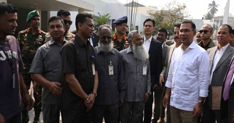 প্রধানমন্ত্রী কার্যালয়ে পুরনো কর্মচারীদের ডেকে কথা বললেন তারেক রহমান