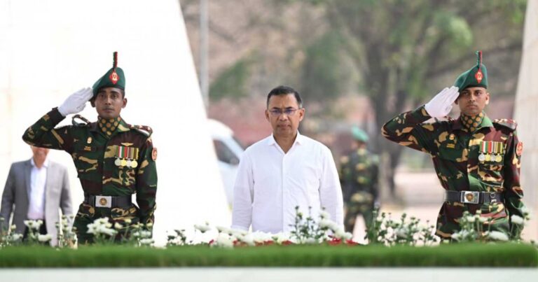 শহীদ জিয়াউর রহমান ও খালেদা জিয়ার সমাধিতে প্রধানমন্ত্রীর শ্রদ্ধা