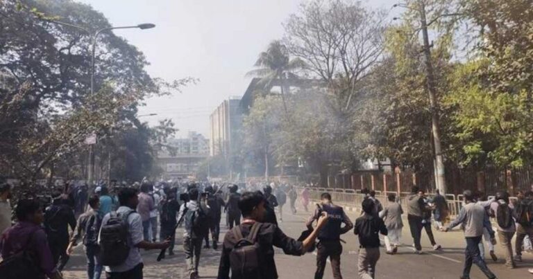 সাউন্ড গ্রেনেড-জলকামানে ১০ মিনিটে ছত্রভঙ্গ সরকারি কর্মচারীরা