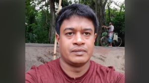 স্ত্রীকে দেখতে এসে সাবেক ছাত্রলীগ নেতা হামলার শিকার, বাড়িতে অগ্নিসংযোগ