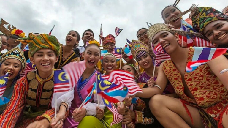 বৈচিত্র্যময় জাতি, ধর্ম ও ভাষার সমাহারে উন্নত মালয়েশিয়া