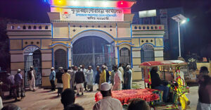 পৌরসভার গেট বন্ধ, শহীদ মিনারে ফুল দিতে না পেরে ফিরে গেলেন স্থানীয়রা