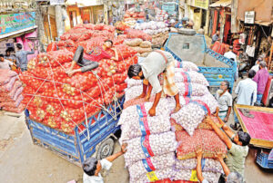 রোজার বাজার: সরবরাহ সংকটে দামে ঊর্ধ্বগতি