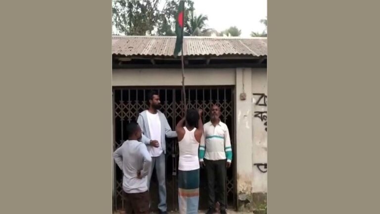 গোপালগঞ্জ জেলা আওয়ামী লীগ কার্যালয়ে জাতীয় পতাকা উত্তোলন