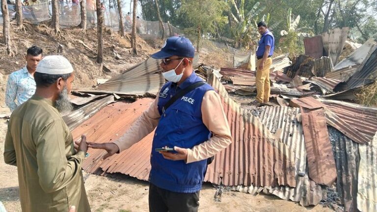 হাতিয়ায় দরজায় তালা দিয়ে ছাত্রদল নেতার ঘরে আগুন