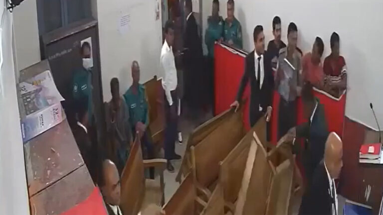 বরিশালে আ.লীগ নেতার জামিনের জেরে আদালতে তুলকালাম