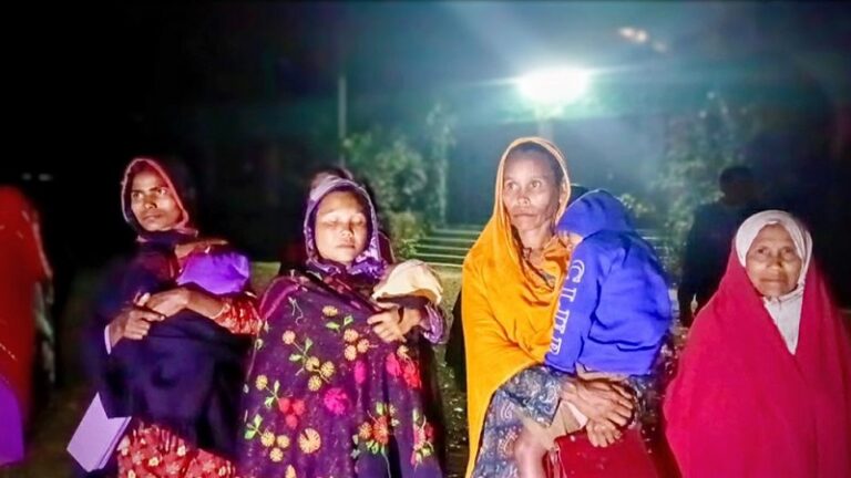 একুশের প্রথম প্রহরে ক্ষুদ্র নৃ-গোষ্ঠীদের অংশগ্রহণে ব্যতিক্রমী শ্রদ্ধাঞ্জলি