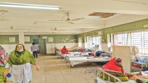 দেবিদ্বার স্বাস্থ্য কমপ্লেক্সে বিছানার ওপর খসে পড়ছে পলেস্তারা, আতঙ্কে রোগীরা