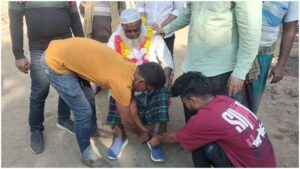 বিএনপি ক্ষমতায় না আসলে খালি পায়ে থাকার শপথ; ১৭ বছর পর জুতা পরলেন বিএনপি ভক্ত সুরুজ