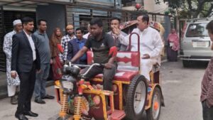 প্রটোকল ছাড়া সেই পুরোনো রিকশায় ঘুরছেন ভূমিমন্ত্রী