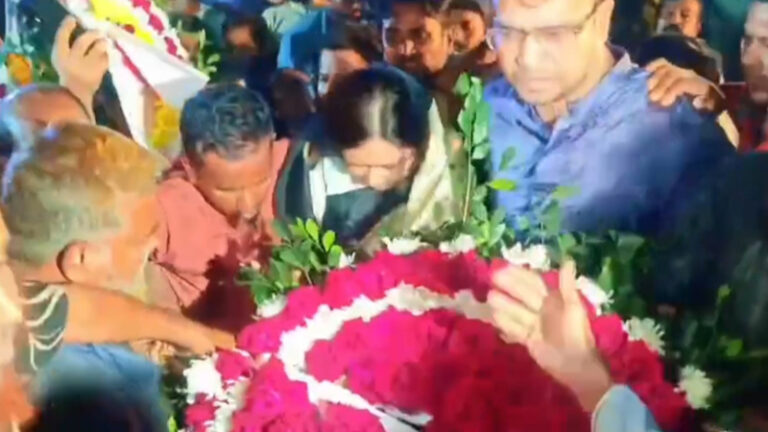 রুমিন ফারহানাকে শহিদ মিনারে শ্রদ্ধা নিবেদনে বাধা দেয়ার ঘটনায় ১৫০ জনের বিরুদ্ধে মামলা