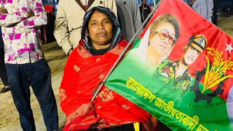 অপারেশনে কোমরে বেল্ট বাঁধা, তবু তারেক রহমানকে দেখতে রাতেই মাঠে শাহেদা