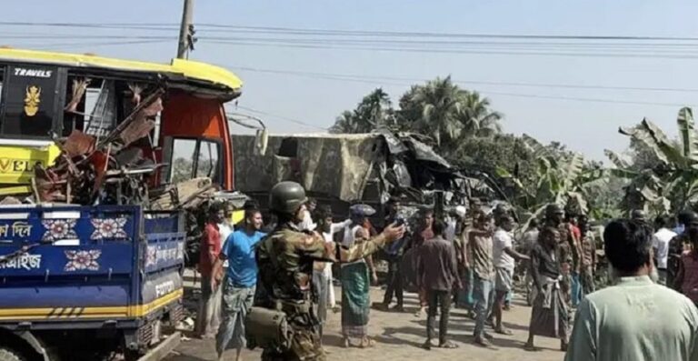 সেনাবাহিনীর গাড়ির সঙ্গে বাসের সংঘর্ষ, নিহত ২