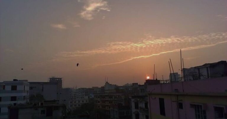 রৌদ্রোজ্জ্বল আবহাওয়ার মধ্যে বৃষ্টির সম্ভাবনা