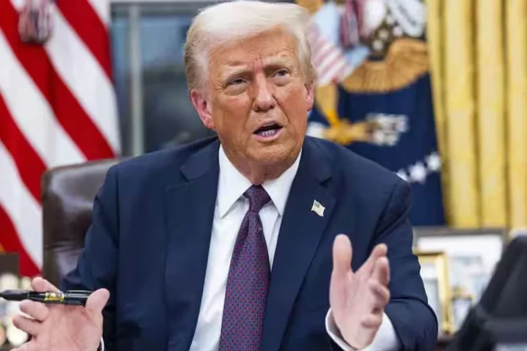 যুক্তরাষ্ট্র ও ইসরায়েলের বিরুদ্ধে প্রতিরোধ অব্যাহত রেখেছে ইরান। রবিবারও প্রতিশোধ হিসেবে ইসরায়েল এবং ইরাক ও কুয়েতে অবস্থিত তিনটি মার্কিন সামরিক ঘাঁটিতে বড় ধরনের হামলার দাবি করেছে তেহরান। দেশটির শক্তিশালী সামরিক বাহিনী ইসলামিক রেভল্যুশনারি গার্ড কর্পস (আইআরজিসি) এক বিবৃতিতে এই চাঞ্চল্যকর তথ্য জানিয়েছে। তবে এই হামলার ক্ষয়ক্ষতি নিয়ে সংশ্লিষ্ট দেশগুলোর পক্ষ থেকে এখনও কোনও আনুষ্ঠানিক বক্তব্য পাওয়া যায়নি। আইআরজিসির দাবি অনুযায়ী, তাদের ছোড়া ‘ভারী ক্ষেপণাস্ত্র’ সরাসরি ইসরায়েলের বাণিজ্যিক শহর তেল আবিবের শিল্পাঞ্চলে আঘাত হেনেছে। সংস্থাটি তাদের বিবৃতিতে উল্লেখ করেছে, ক্ষেপণাস্ত্রের আঘাতে শহরজুড়ে অবিরাম অ্যাম্বুলেন্সের সাইরেন শোনা যাচ্ছে। এছাড়া ইসরায়েলি কর্তৃপক্ষের পক্ষ থেকে হতাহতের সংখ্যা বৃদ্ধির পরোক্ষ স্বীকারোক্তিকে এই হামলার গভীর প্রভাব হিসেবে চিহ্নিত করেছে তারা। সংবাদমাধ্যম আল-জাজিরার বরাতে জানা গেছে, শুধু ইসরায়েল নয়, ইরাক ও কুয়েতে অবস্থিত মার্কিন সামরিক স্থাপনাগুলোকেও লক্ষ্যবস্তু করা হয়েছে। আইআরজিসি জানিয়েছে, ইরাকের এরবিলে অবস্থিত ‘হারির’ বিমানঘাঁটি এবং কুয়েতে মার্কিন সেনাদের অবস্থানস্থল ‘আলি আল সালেম’ ও ‘আরিফজান’ ঘাঁটিতে শক্তিশালী ক্ষেপণাস্ত্র ও ড্রোন হামলা চালানো হয়েছে। বিবৃতিতে দাবি করা হয়েছে, এই সুপরিকল্পিত হামলায় ঘাঁটিগুলো ব্যাপক ক্ষতিগ্রস্ত হয়েছে। এই হামলার বিষয়ে রিপোর্ট লেখা পর্যন্ত যুক্তরাষ্ট্র বা ইসরায়েলের পক্ষ থেকে কোনও স্বাধীন নিশ্চিতকরণ পাওয়া না গেলেও, বিশ্লেষকরা বিষয়টিকে অত্যন্ত গুরুত্বের সাথে দেখছেন। মধ্যপ্রাচ্যে ইরান ও তার মিত্রদের সাথে যুক্তরাষ্ট্র ও ইসরায়েলের এই ধারাবাহিক হামলা-পাল্টা হামলা পুরো অঞ্চলকে একটি বৃহত্তর যুদ্ধের দিকে ঠেলে দিচ্ছে বলে মনে করছেন আন্তর্জাতিক নিরাপত্তা বিশেষজ্ঞরা। সাম্প্রতিক সময়ে মধ্যপ্রাচ্যের আকাশসীমায় ক্রমবর্ধমান উত্তেজনা বিশ্ব সম্প্রদায়ের মধ্যে গভীর উদ্বেগের সৃষ্টি করেছে। একের পর এক পাল্টাপাল্টি হামলার ফলে সাধারণ মানুষের নিরাপত্তা যেমন হুমকির মুখে পড়ছে, তেমনি বৈশ্বিক জ্বালানি বাজারেও এর প্রভাব পড়ার আশঙ্কা রয়েছে। পরিস্থিতির ওপর সার্বক্ষণিক নজর রাখছে আন্তর্জাতিক বিভিন্ন পর্যবেক্ষক সংস্থা। সূত্র: টিআরটি ওয়ার্ল্ড, আল-জাজিরা