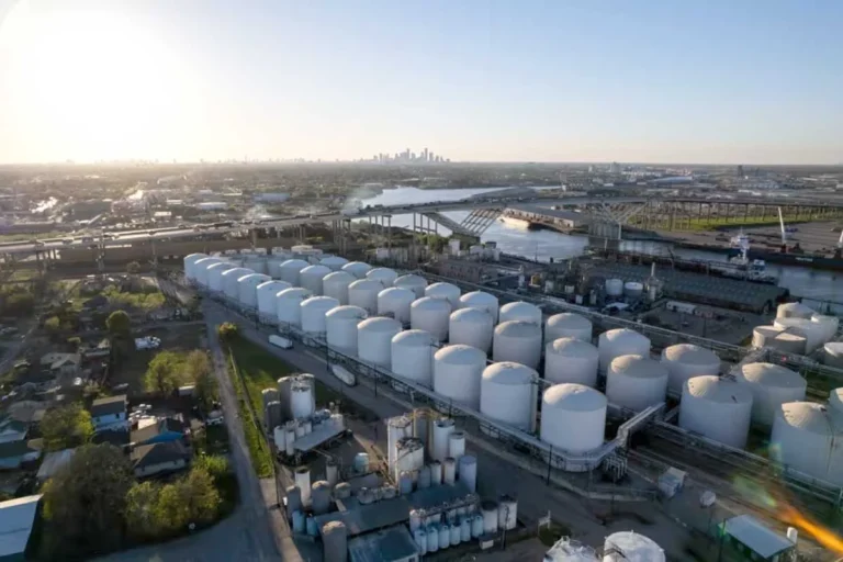 তেলের দাম ব্যারেলপ্রতি ১০৫ ডলার ছাড়াল, যুদ্ধের প্রভাবে বাজারে অস্থিরতা