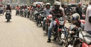 পেট্রোল পাম্পে হঠাৎ ভিড়, তেল কিনতে দীর্ঘ লাইন