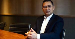 ‘চলেন যুদ্ধে যাই’- বাড়ির দরজা খুলে বললেন প্রধানমন্ত্রী