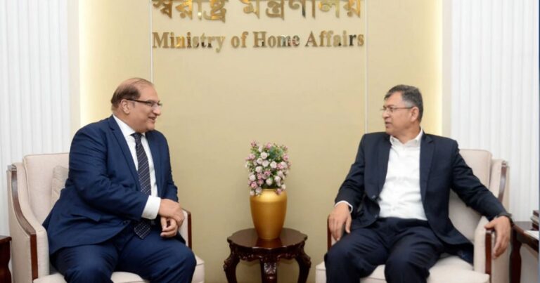 স্বরাষ্ট্রমন্ত্রীর সঙ্গে পাকিস্তানের হাইকমিশনারের সাক্ষাৎ