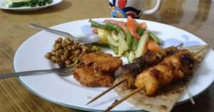 কীভাবে ইফতারের টেবিলে এলো বুট-মুড়ি, পেঁয়াজু ও বেগুনি