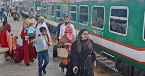ট্রেনে ঈদযাত্রা শুরু, নাড়ির টানে ছুটছেন ঘরমুখী মানুষ