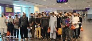 ৩৫ বাংলাদেশিসহ ২৪৫ অভিবাসীকে নিজ দেশে ফেরত পাঠাল মালয়েশিয়া