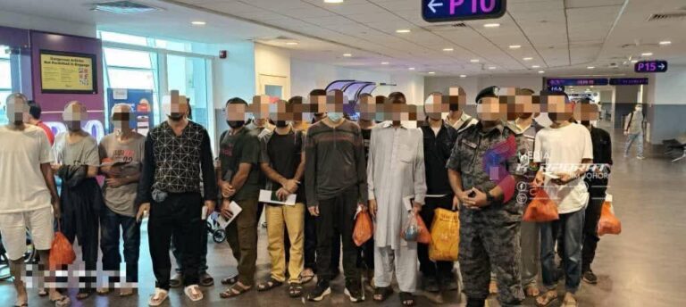 ৩৫ বাংলাদেশিসহ ২৪৫ অভিবাসীকে নিজ দেশে ফেরত পাঠাল মালয়েশিয়া