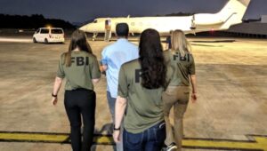 বাংলাদেশিকে যুক্তরাষ্ট্রে নিয়ে গেল এফবিআই