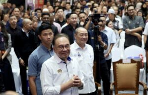 হারি রায়া আইদিলফিতর উপলক্ষে অতিরিক্ত সরকারি ছুটি ঘোষণা করলেন আনোয়ার ইব্রাহিম