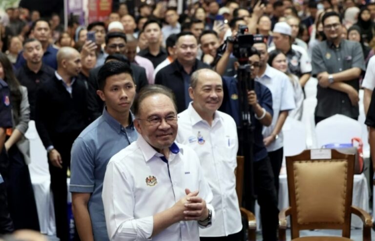 হারি রায়া আইদিলফিতর উপলক্ষে অতিরিক্ত সরকারি ছুটি ঘোষণা করলেন আনোয়ার ইব্রাহিম