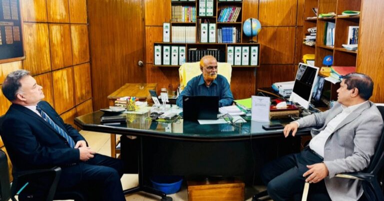 প্রধান প্রশাসনিক কর্মকর্তার কার্যালয় পরিদর্শনে প্রতিরক্ষা উপদেষ্টা