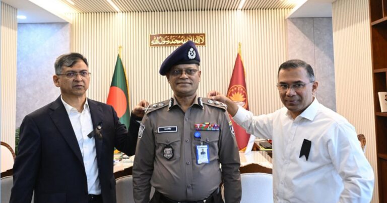 নতুন আইজিপিকে র‍্যাংক ব্যাজ পরিয়ে দিলেন প্রধানমন্ত্রী