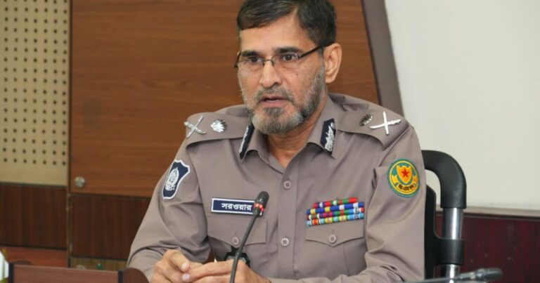 মূল সড়কে রিকশার প্রবেশ ঠেকাতে তৎপর পুলিশ : ডিএমপির ভারপ্রাপ্ত কমিশনার