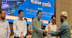 নগরবাসী এলেন সমস্যা নিয়ে, প্রশাসক দিলেন ফুল