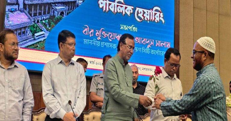 নগরবাসী এলেন সমস্যা নিয়ে, প্রশাসক দিলেন ফুল