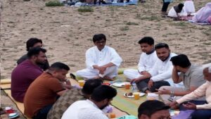 কুমিল্লার গোমতী নদীর তীরে বসে ইফতার করলেন কৃষিমন্ত্রী