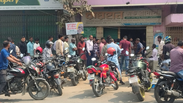 হঠাৎ করেই জ্বালানি তেল সংকট, লাইনে দাঁড়িয়েওমিলছে না তেল