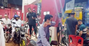 জ্বালানি সংকটের আশঙ্কায় চট্টগ্রামের ফিলিং স্টেশনে দীর্ঘ লাইন