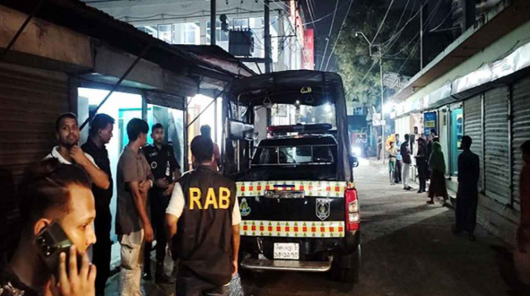 গুদামে পুঁতে রাখা অবস্থায় টিসিবির ১৪৪৪ লিটার তেল জব্দ, আটক ২