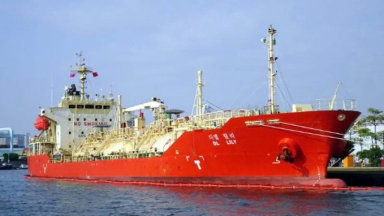 জ্বালানি সংকট মোকাবিলায় তৎপর সরকার: চট্টগ্রাম বন্দরে এলপিজি ও এলএনজিবাহী জাহাজের ভিড়