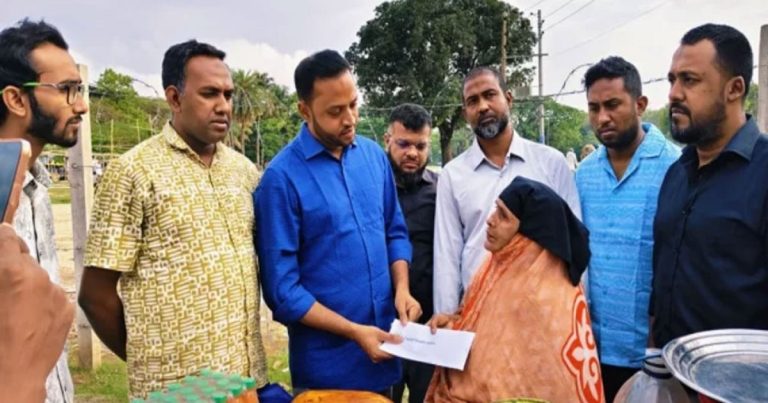 শিশু রাতুল ও পানি বিক্রেতা বৃদ্ধা শাহানুরের পাশে প্রধানমন্ত্রী