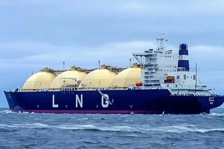 চট্টগ্রাম বন্দরে এলএনজি নিয়ে আসছে আরও ৩ জাহাজ