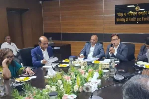 স্বাস্থ্যকর্মীদের মন্ত্রণালয়ে ডেকে জরুরি বৈঠক, দাবি পূরণে কমিটি গঠন