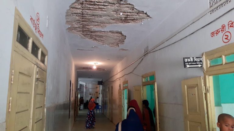 খসে পড়লো হাসপাতালের পলেস্তারা, অল্পের জন্য রক্ষা পেলেন রোগীর স্বজনরা