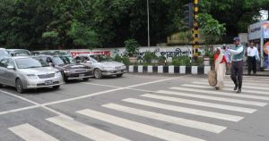 রাস্তা পারাপারে আইন না মানলে শাস্তির মুখে পড়বেন পথচারীরা