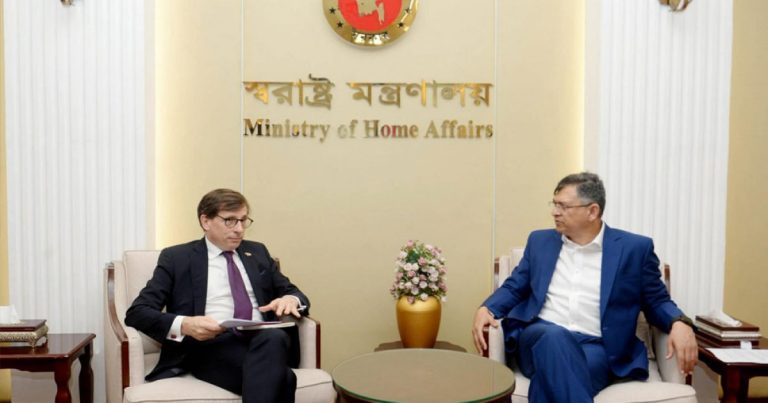 অন্তর্বর্তী সরকার মব নিয়ন্ত্রণে সফল হতে পারেনি: স্বরাষ্ট্রমন্ত্রী