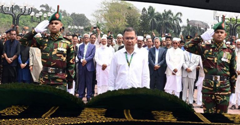 অধ্যাপক দিলারা হাফিজের কফিনে প্রধানমন্ত্রীর শ্রদ্ধা