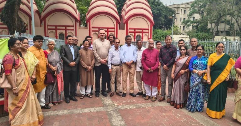 ঢাকেশ্বরী মন্দির পরিদর্শনে মার্কিন রাষ্ট্রদূত