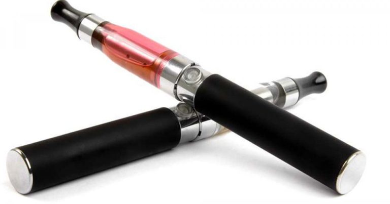 ই-সিগারেটের উপর থেকে নিষেধাজ্ঞা তুলে নিতে যাচ্ছে সরকার 